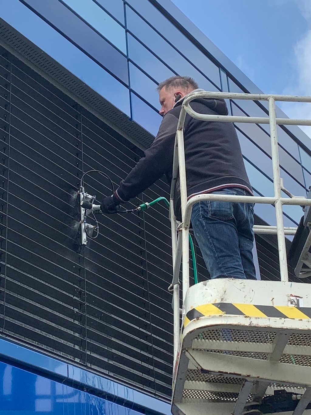 Köpcke Glasreinigung, Reinigung von Rollladen Innenseiten bei Festverglasung, Fensterreinigung, Raffstorereinigung