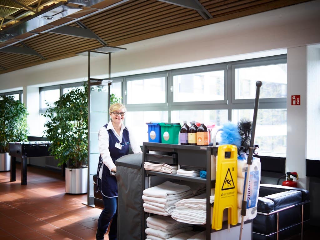 CLEAN Excellence GmbH Bonn | Büroreinigung, Hotelreinigung, Unterhaltsreinigung, Glasreinigung & Fassadenreinigung